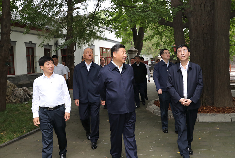 9月12日，中共中央总书记、国家主席、中央军委主席习大大视察中共中央北京香山革命纪念地。这是习大大瞻仰双清别墅。