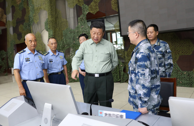 8月22日，中共中央总书记、国家主席、中央军委主席习大大到空军某基地视察。这是习大大察看基地作战指挥中心，了解战备值班和训练情况。