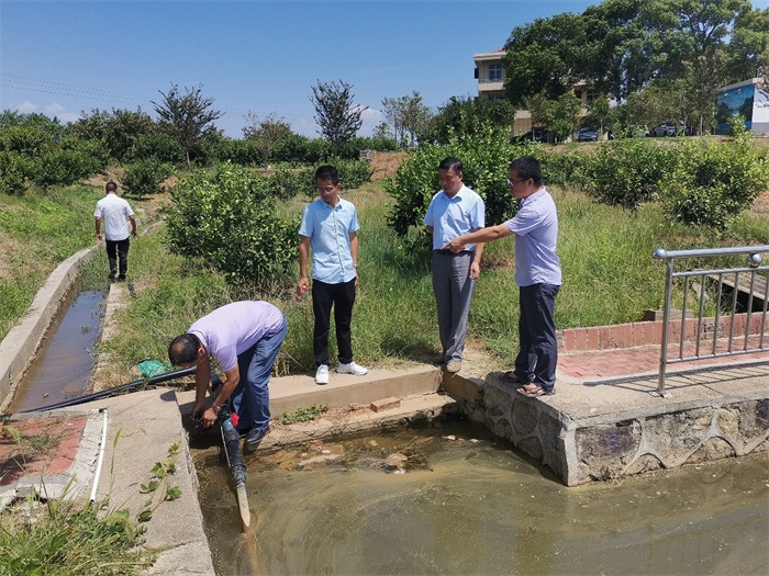 省灌溉试验中心站常务副站长谢亨旺引导灌区管道节水示范建设